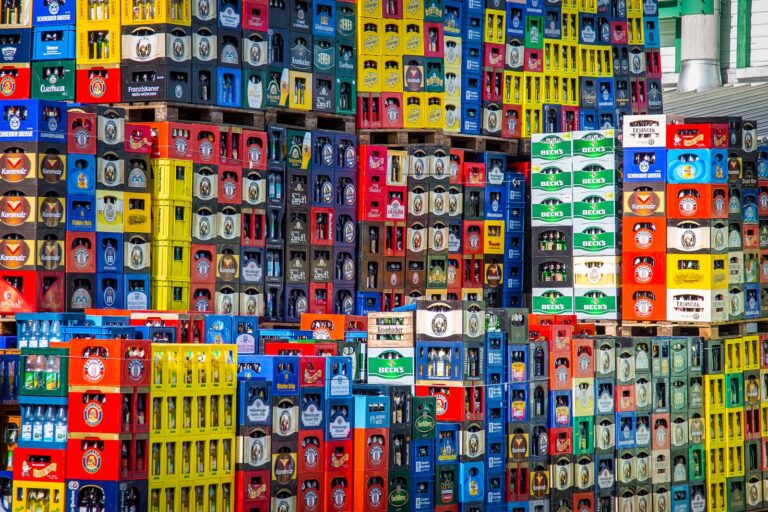 Bierkasten Maße – gestapelte Bierkästen auf Paletten im Getränkemarkt