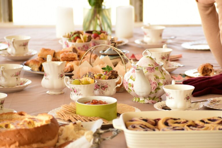 Kaffeetafel eindecken – festlich gedeckter Kaffeetisch mit Kuchen und Kannen