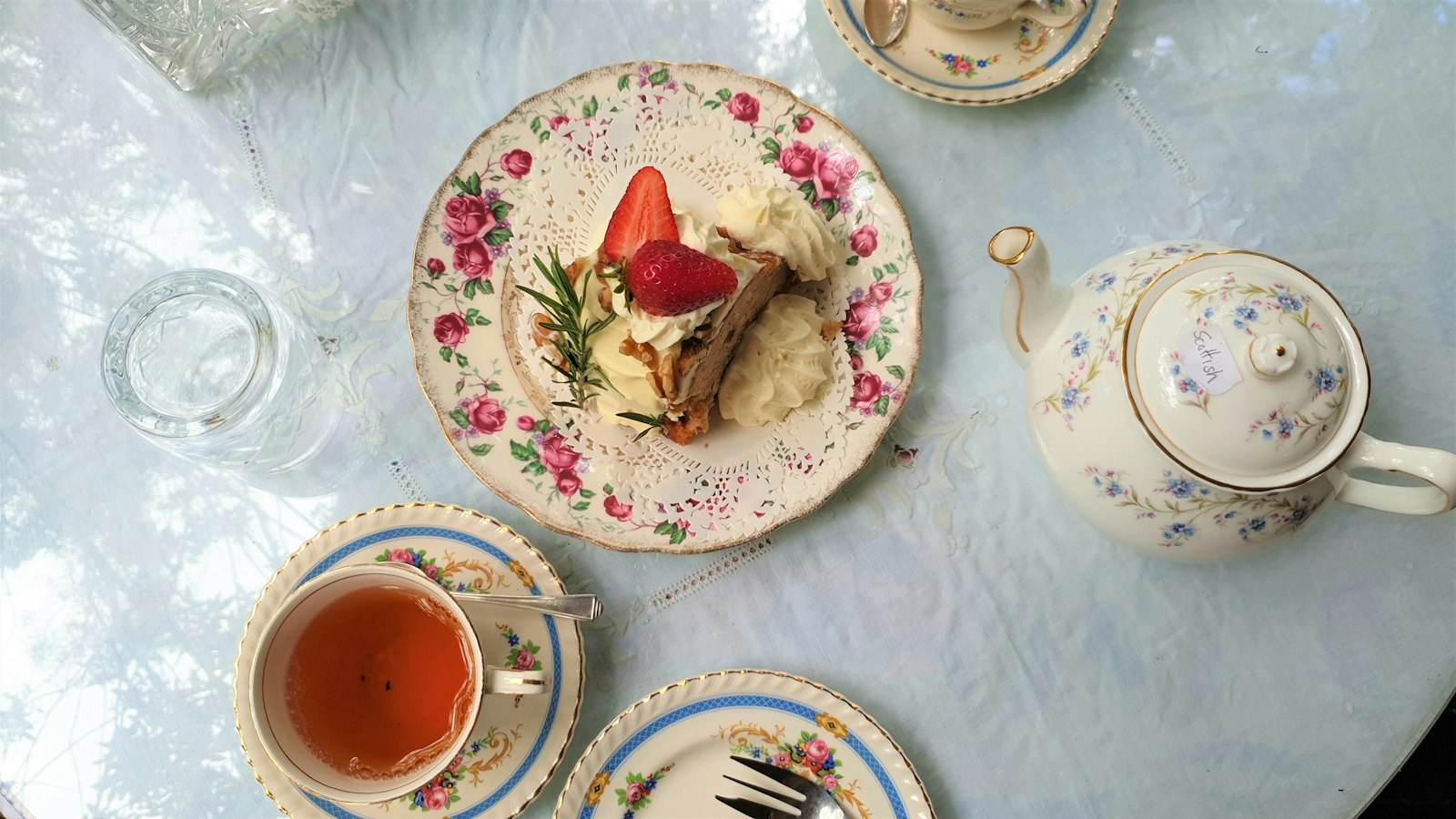 Kaffeetafel eindecken – Gedeck mit Kuchenteller, Tasse und Kanne von oben