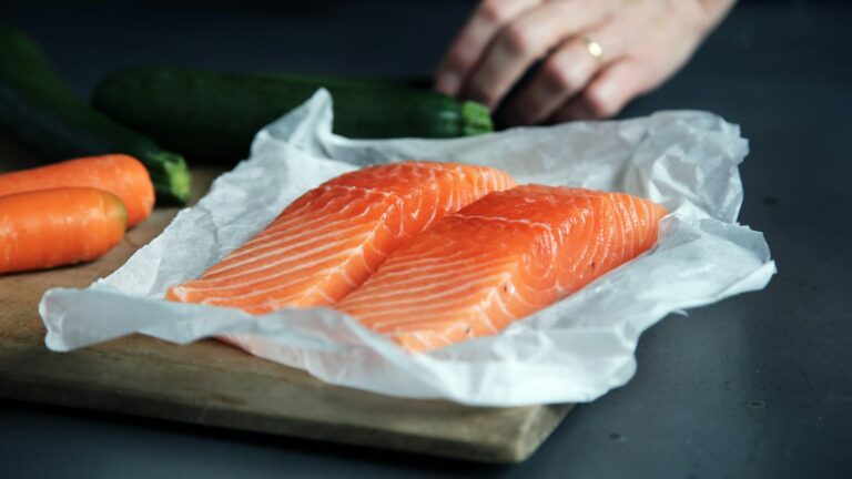 Lachs in Alufolie im Ofen – rohe Lachsfilets auf Backpapier