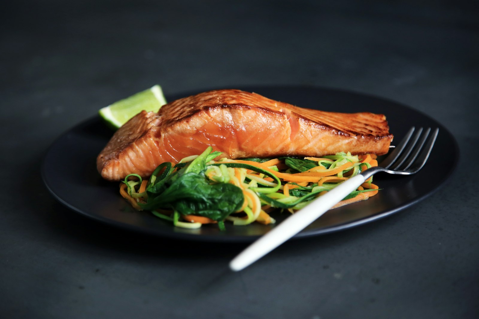 Lachs in Alufolie im Ofen – gegartes Lachsfilet mit Gemüse auf dem Teller