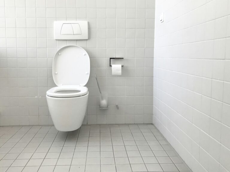 Geberit Spülkasten öffnen – Wand-WC mit Betätigungsplatte in einem gefliesten Bad