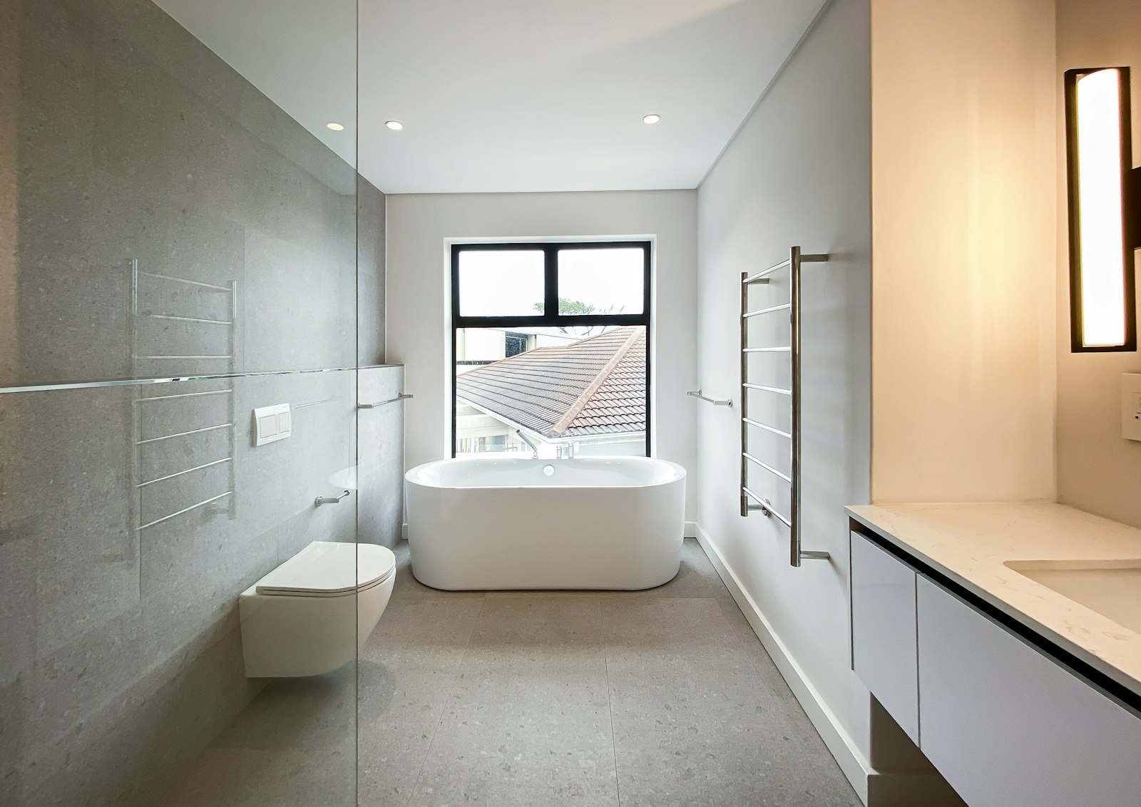 Geberit Spülkasten öffnen – modernes Badezimmer mit wandhängendem WC