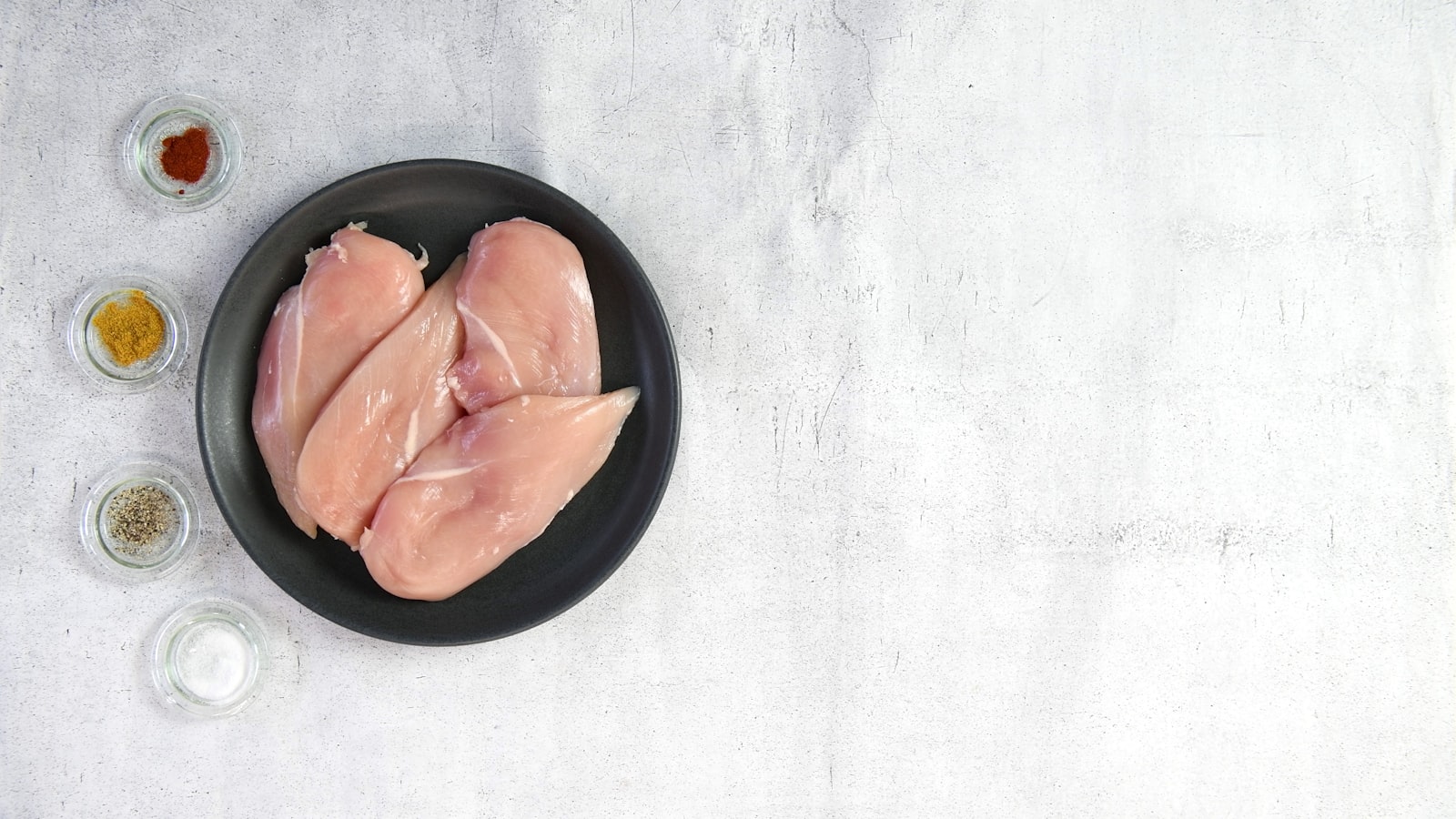 Hähnchen schnell auftauen – Hähnchenbrustfilets in einer Schüssel
