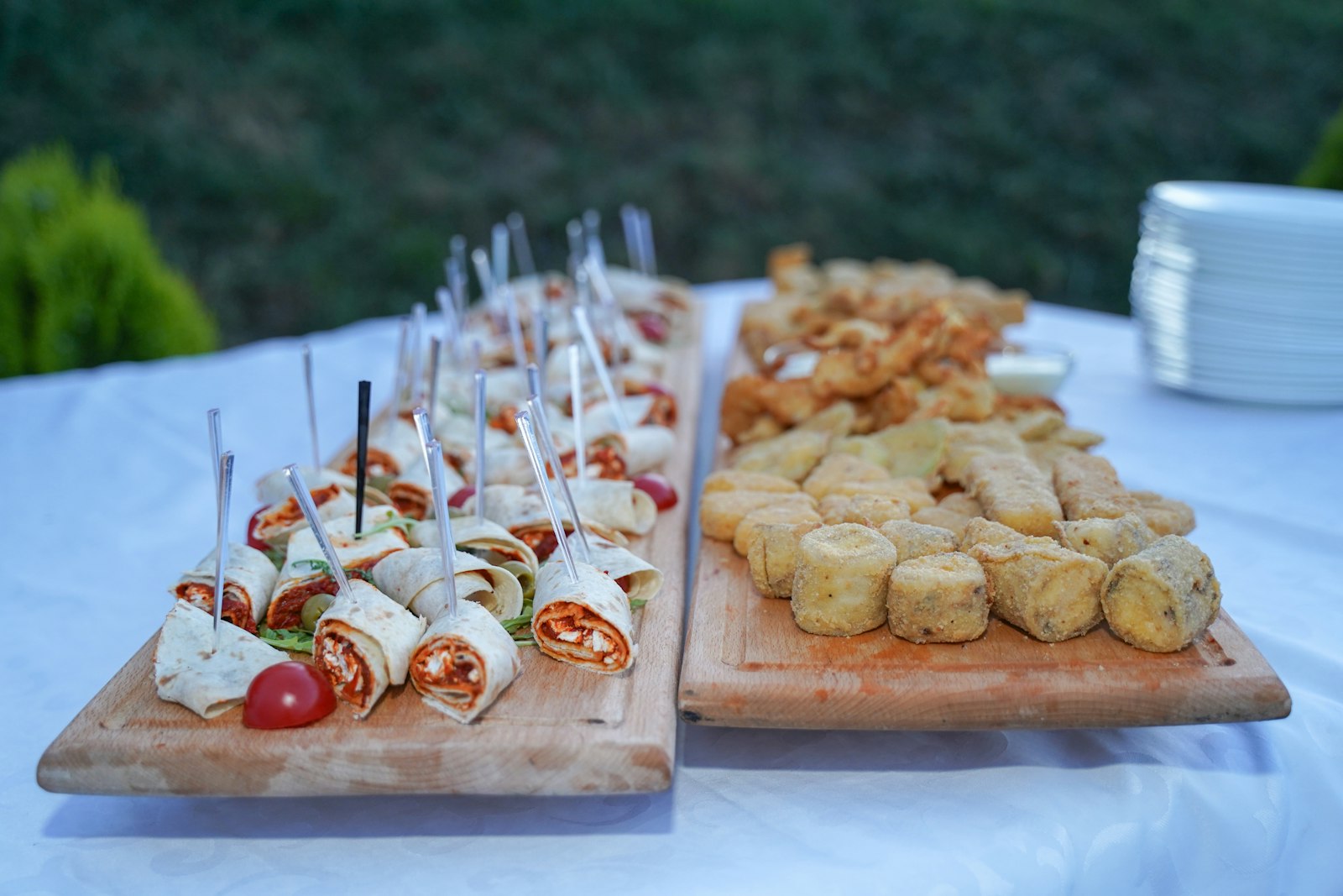 Partyplanung – Fingerfood-Buffet mit Wraps im Garten