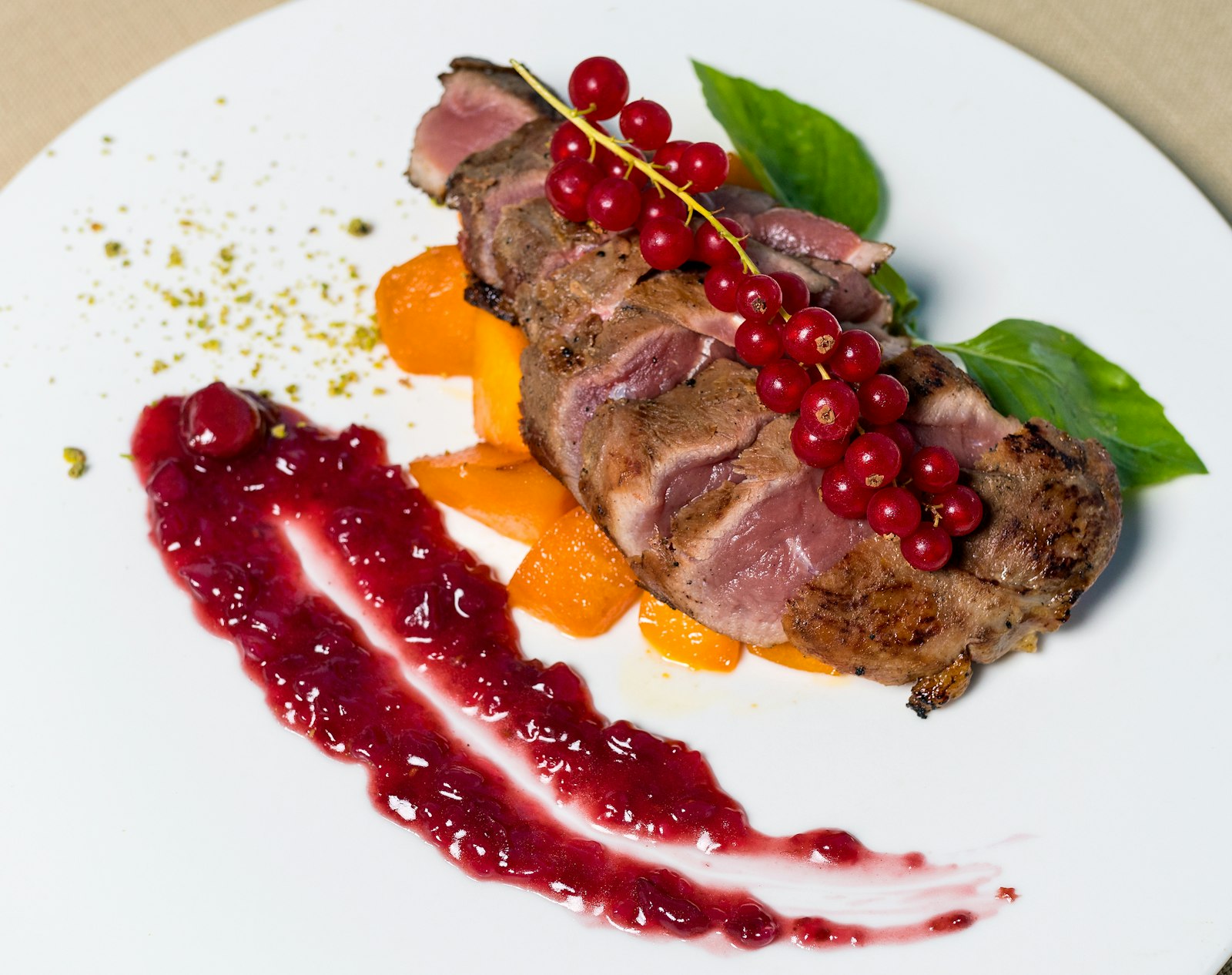Rehrücken nach Omas Art – angerichtet mit Beeren und Sauce