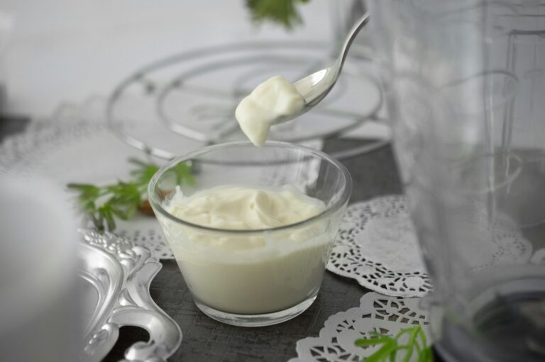 Mayonnaise Rezept mit Stabmixer – selbstgemachte Mayonnaise im Glas mit Löffel