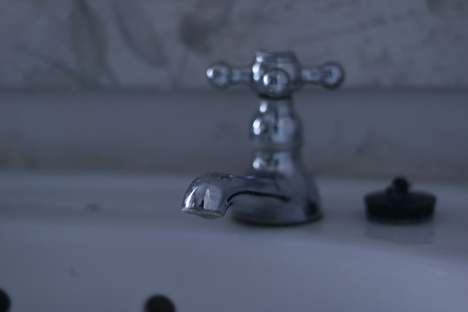 Wasserhahn aufdrehen – Armatur mit Kreuzgriff am Waschbecken