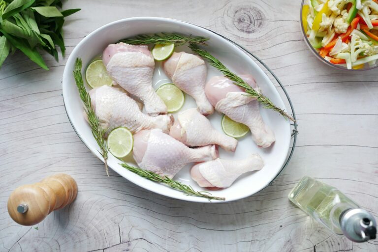 Wie lange marinieren – Hähnchenschenkel mit Limette und Rosmarin in einer Form