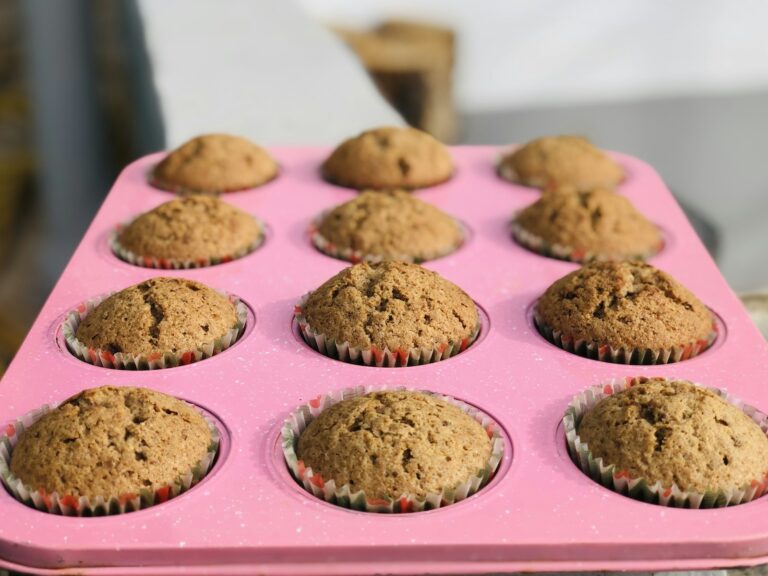 Muffins backen – frisch gebackene Muffins in der Muffinform