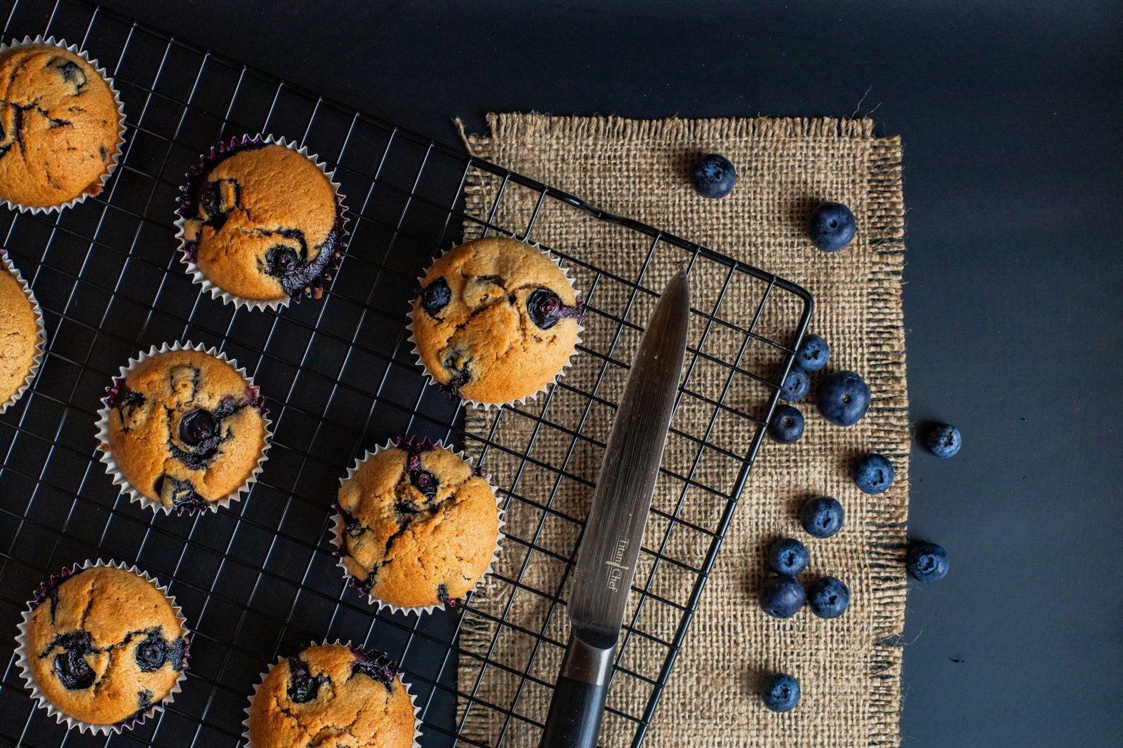 Muffins backen – Heidelbeer-Muffins kühlen auf dem Kuchengitter ab